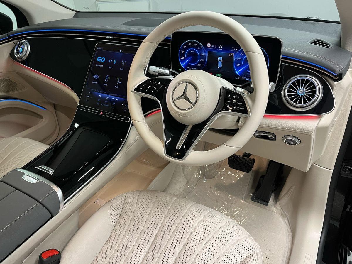 EQS SUV cockpit and steering wheel